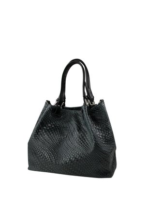 Zwarte gevlochten leren handtas met dubbele schouderbanden en zilveren accessoires op een witte achtergrond.