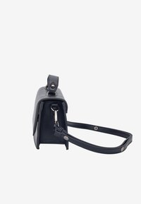 Μαύρη δερμάτινη τσάντα με δομημένο σχεδιασμό, κοντή λαβή, αποσπώμενο ιμάντα ώμου και ασημένιες μεταλλικές λεπτομέρειες.