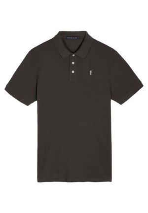 Schwarzes Polohemd mit kurzen Ärmeln, Kragen, drei Knöpfen und kleinem, weiß besticktem Golfer-Logo auf der linken Brust.