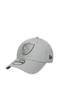 Gorra de béisbol gris con corona redondeada, visera plana y logotipo de los Raiders bordado en negro y plata en la parte frontal. Cuenta con correa ajustable.