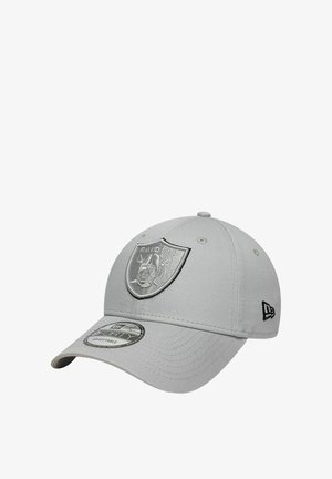 Casquette de baseball grise avec une couronne arrondie, visière plate et logo des Raiders brodé en noir et argent à l'avant. Comprend une sangle réglable.