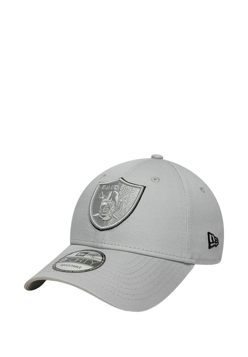 Gorra de béisbol gris con corona redondeada, visera plana y logotipo de los Raiders bordado en negro y plata en la parte frontal. Cuenta con correa ajustable.