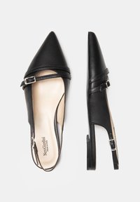 Sorte læder slingback-sko med spids tå, der har en rem med en lille spænde og en flad hæl. Glat overfladefinish.