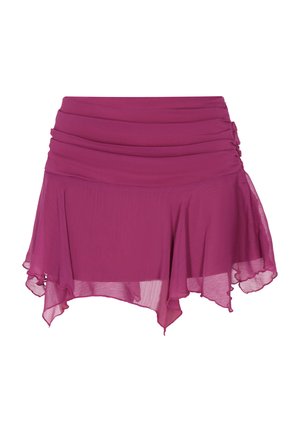 Kort, udskåret nederdel i et struktureret, gennemsigtigt lilla stof. Har rynket talje og asymmetrisk kant for en flydende silhuet.
