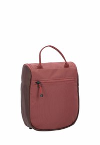 Rucksack aus rot und braunem Stoff mit einem oberen Griff, einer Front-Reißverschlusstasche und einer strukturierten Oberfläche, ausgestattet mit einem rechteckigen Design.