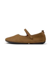 Scarpa Mary Jane in suede marrone con cinturino sulla parte superiore, profilo basso e suola in gomma nera, su sfondo bianco.