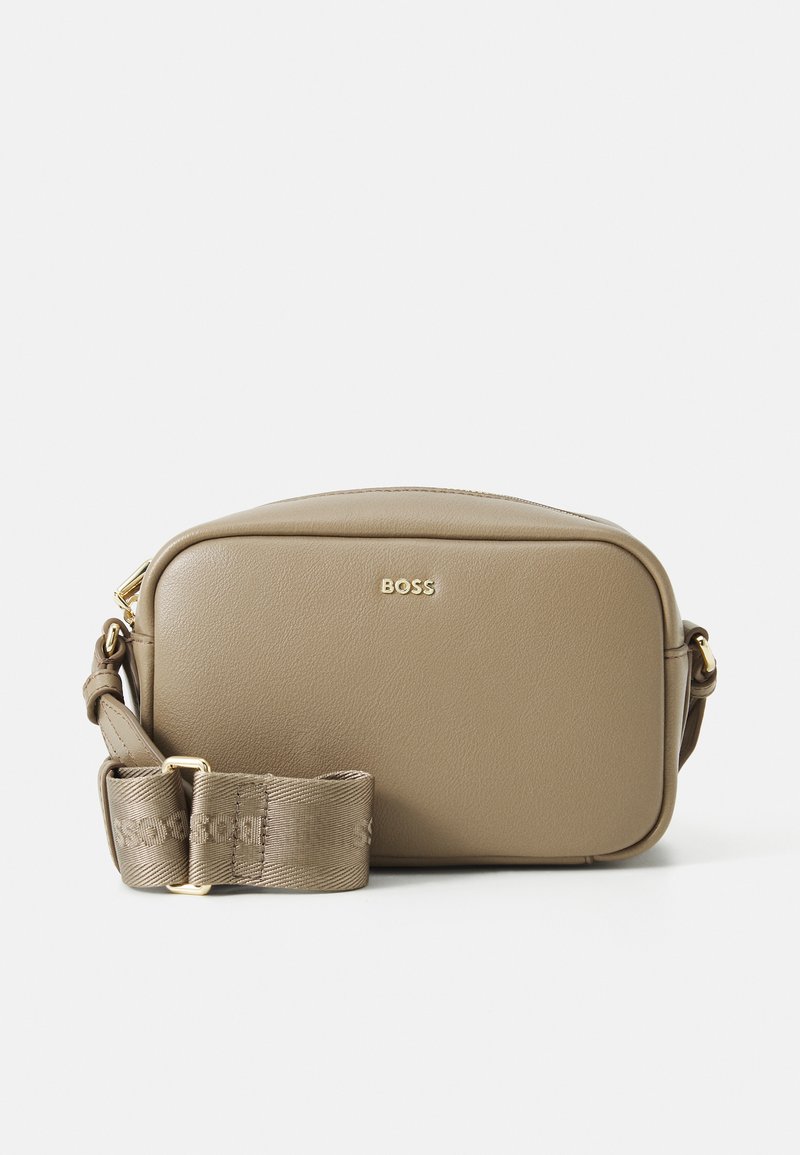 Beige faux skinnveske med rektangulær form, gyllent tilbehør og en teksturert stoffrem med logoaksenter.