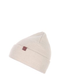Beige Strickmütze mit umgeschlagenem Rand, die ein kleines Detail in Form eines braunen Lederetiketts aufweist. Der Stoff hat eine strukturierte, weiche Optik.