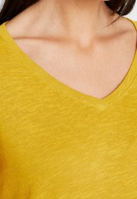 s.Oliver Langarmshirt - dark yellow