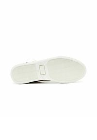 Semelle de sneaker avec un motif texturé et ondulé, dotée d'une semelle intermédiaire en caoutchouc blanc et d'accents supérieurs marron, design de la pointe plate et ronde.