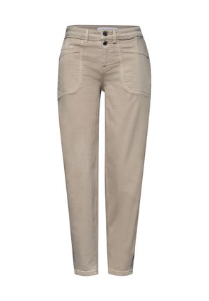 Pantalon beige décontracté avec jambes fuselées, deux poches avant, passants de ceinture, et double fermeture à boutons à la taille.