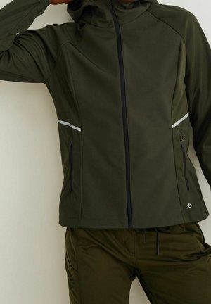 Kurtka oliwkowa na zamek błyskawiczny z kapturem i odblaskowymi paskami, zestawiona z pasującymi spodniami typu cargo. Głowa i twarz osoby niewidoczne.