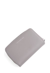 Graue Lederbörse mit Reißverschluss. Mit geprägtem Text "VUCH EST 2015" auf der Vorderseite, abgerundeten Ecken und glatter Textur.