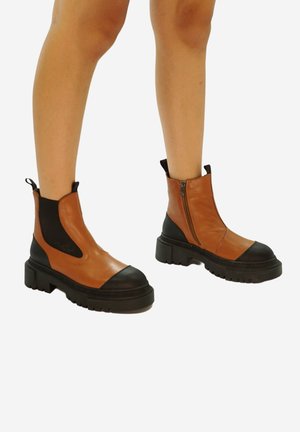 CHELSEA - Enkellaarsjes met plateauzool - tan