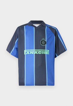 Tumesinine lühikeste varrukatega särk helesiniste vertikaalsete triipudega. Omab V-kaelust ja rinnal on logo. Valmistatud siledast, kergekaalusest kangast.