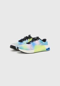 Les chaussures de course Nike présentent un dessus en maille dégradée bleu, vert et violet, avec des lacets noirs et une semelle intermédiaire texturée blanche.