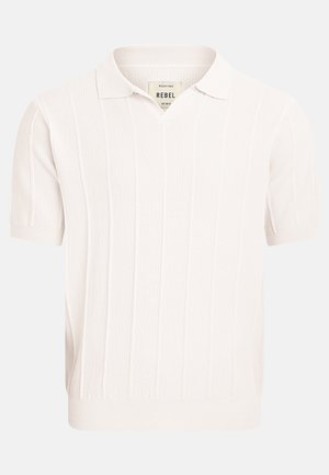 Λευκό πλεκτό πόλο με κοντά μανίκια, κάθετες υφασμάτινες ρίγες και μικρό γιακά, με ετικέτα μάρκας "Rebel" στην εσωτερική πλευρά του λαιμού.
