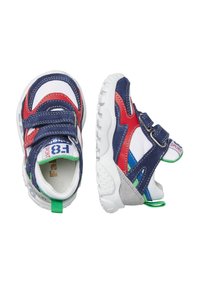 Scarpe sportive blu e bianche con accenti rossi, verdi e grigi; dotate di cinturini in Velcro, suole testurizzate e un tassello sul retro.