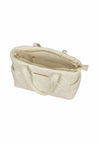 Sac à main Valentino en cuir matelassé crème avec poignées doubles, fermeture éclair ouverte montrant un intérieur spacieux et des emplacements pour cartes à l'intérieur.