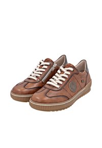 Des baskets en cuir marron présentent un bout arrondi, des coutures contrastantes, des accents texturés et des lacets blancs, avec une fermeture éclair sur le côté pour un accès facile.