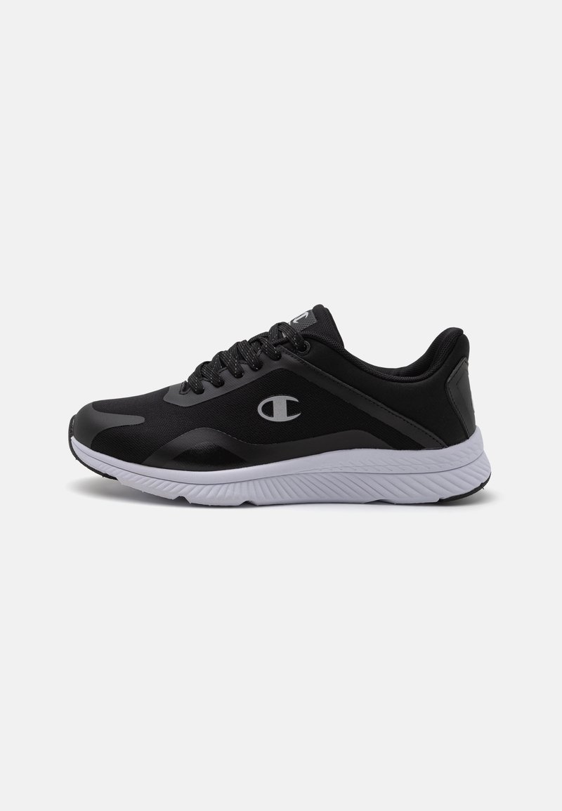Chaussure de sport noire avec tige en synthétique, finition texturée, bout rond et semelle intermédiaire blanche rembourrée ; comporte un logo sur le côté.