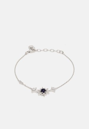 Pulsera de cadena de plata con una gema oscura central rodeada de acentos en forma de estrella con diamantes transparentes.