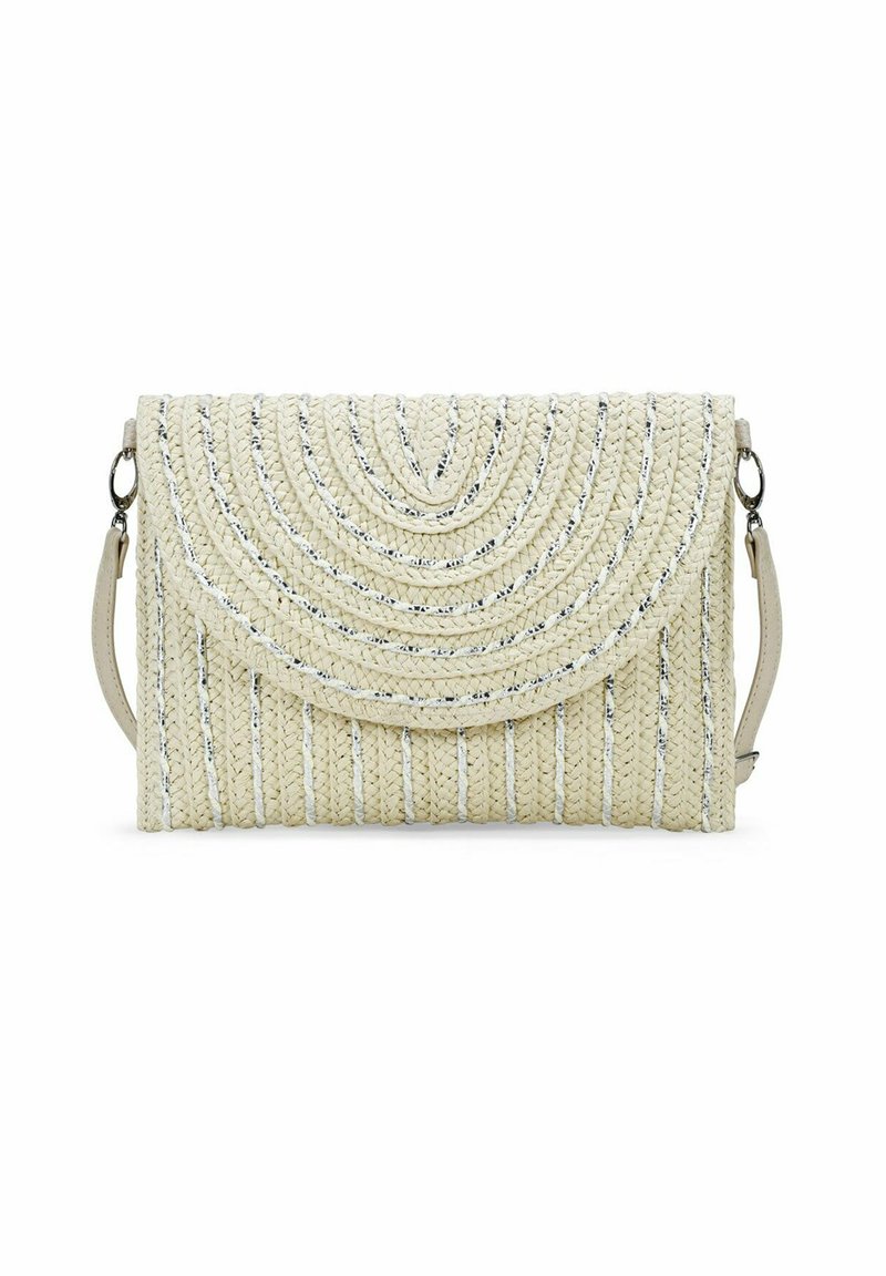 Bolso de mano tejido en color beige con un patrón circular texturizado y detalles plateados. Cuenta con un cierre de solapa y una correa desmontable.