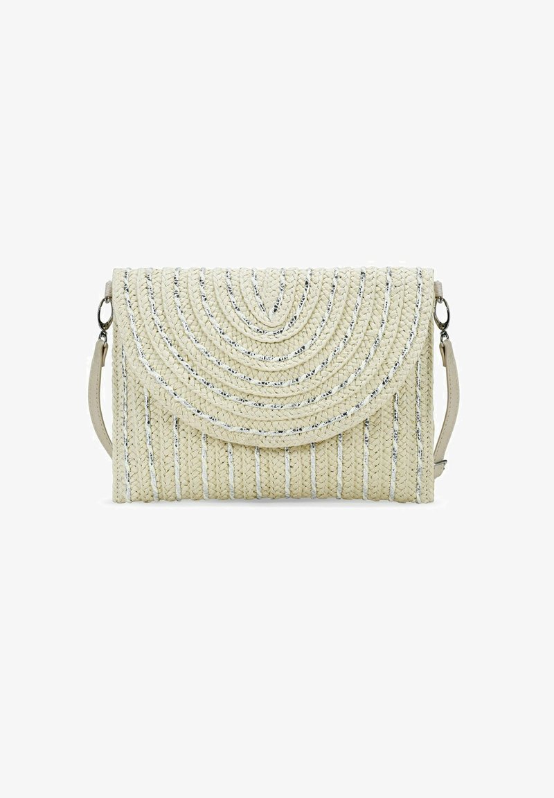 Bolso de mano tejido en color beige con un patrón circular texturizado y detalles plateados. Cuenta con un cierre de solapa y una correa desmontable.