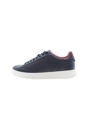 Sneakers in pelle navy con suola in gomma bianca, lacci piatti e rivestimento interno rosso. Presentano pannelli laterali testurizzati e dettaglio del logo.