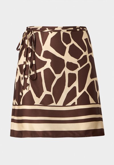 Καφέ και μπεζ φούστα τύπου καμηλοπάρδαλη με δέσιμο στο πλάι και οριζόντιες ρίγες κοντά στο τελείωμα.