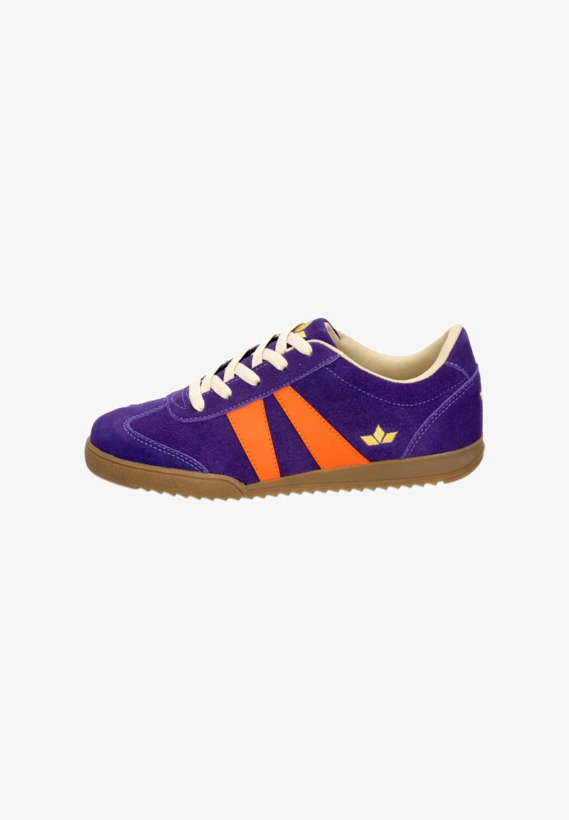 Lila Wildlederschuh mit orangefarbenen diagonalen Streifen, cremefarbenen Schnürsenkeln und einer braunen Gummisohle. Besitzt ein kleines goldenes Logo-Detail an der Seite.