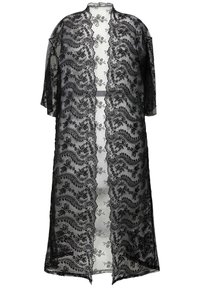 Zwarte kanten kimono met bloemen- en paisleypatronen, doorzichtige stof, open voorkant en wijde mouwen, die samen een gelaagd uiterlijk creëren.