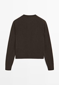 Brun, långärmad tröja med ribbad halskrage och nederkant. Materialet verkar mjukt med en slät yta och en figurnära design.