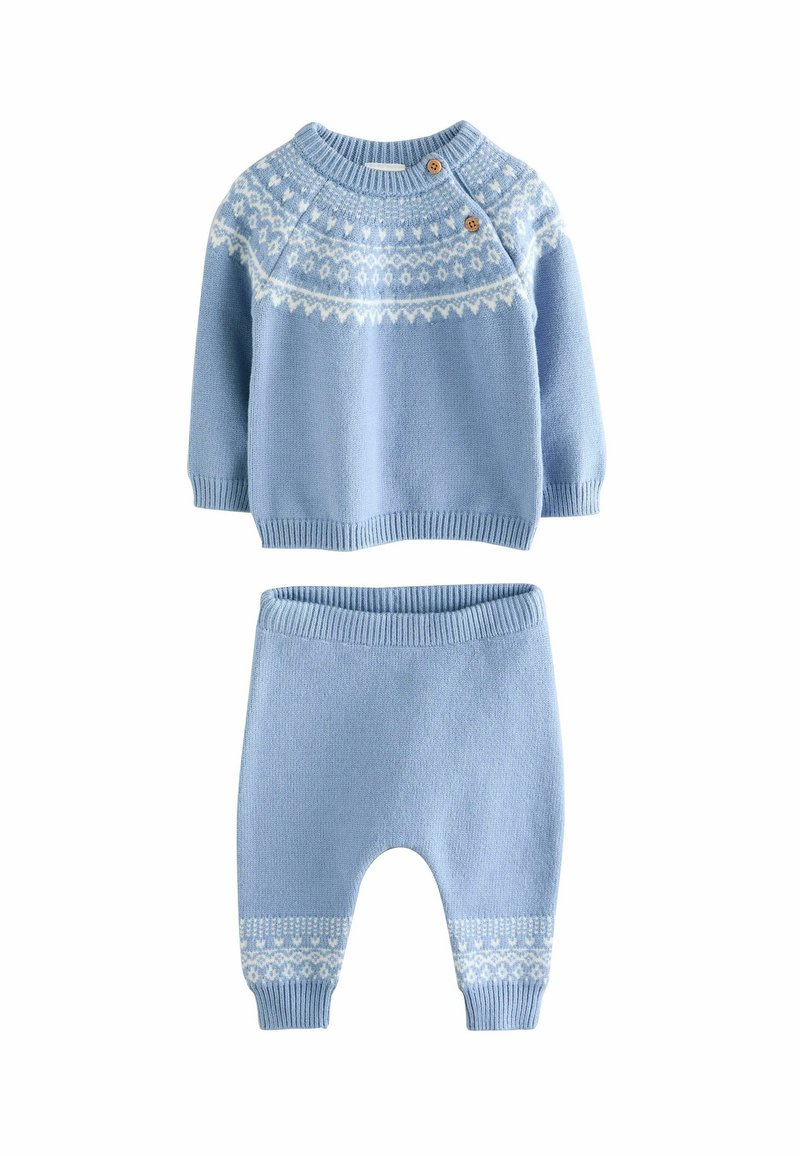Hellblauer, gestrickter Baby-BH und Hosen-Set mit weißem gemustertem Hintergrund und Bündchen, das zwei kleine Holzknöpfe auf dem BH hat.