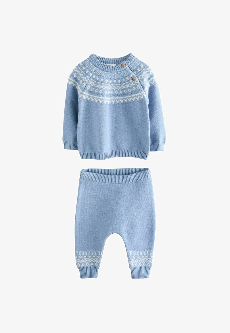Hellblauer, gestrickter Baby-BH und Hosen-Set mit weißem gemustertem Hintergrund und Bündchen, das zwei kleine Holzknöpfe auf dem BH hat.