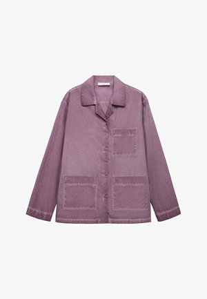 Chemise boutonnière violet poussiéreux avec col, deux poches avant et coupe décontractée, fabriquée à partir d'un tissu texturé avec une finition légèrement brillante.