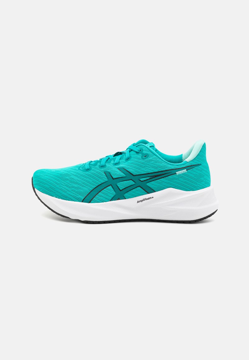 Baskets de sport turquoise avec une tige en mesh, dotées d'accents noirs et d'une semelle intermédiaire blanche texturée portant l'inscription "Amplifoam+" pour l'amortissement.