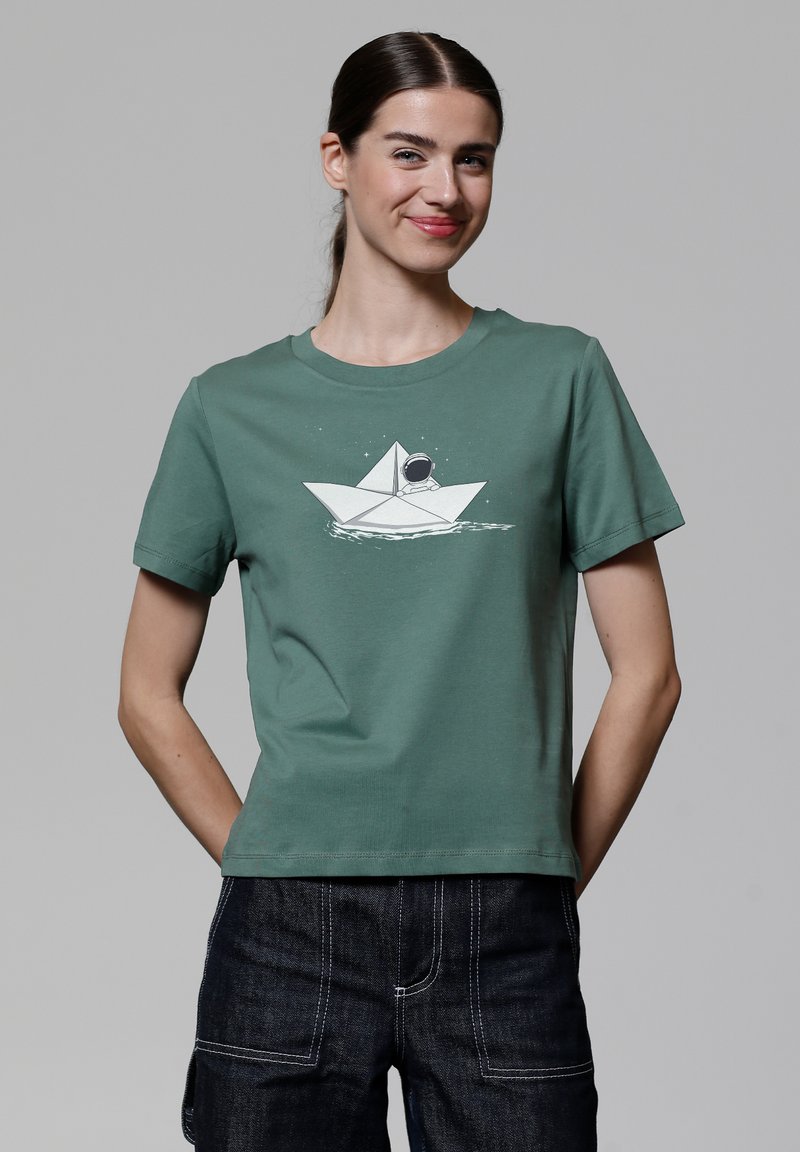 Groene katoenen T-shirt met een afbeelding van een papieren boot met een astronaut. Korte mouwen, ronde halslijn en ontspannen pasvorm.