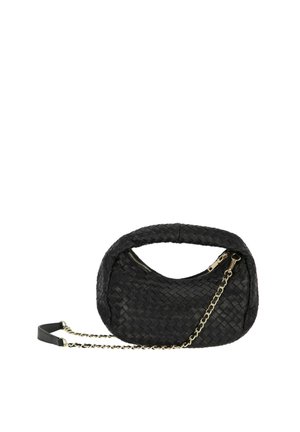 Czarna pleciona skórzana torebka z zaokrąglonym uchwytem i złotym łańcuszkiem, zamykana na zamek u góry.
