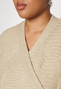 Noisy May Curve NMJAMIL V-NECK CABLE WRAP CURVE - Camisola - irish cream