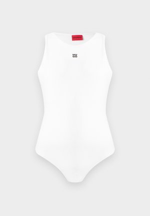 Weißer ärmelloser, figurbetonter Body mit rundem Ausschnitt und kleinem schwarzem "HUGO" Logo auf der Brust, rotes Markenetikett innen im Kragen.