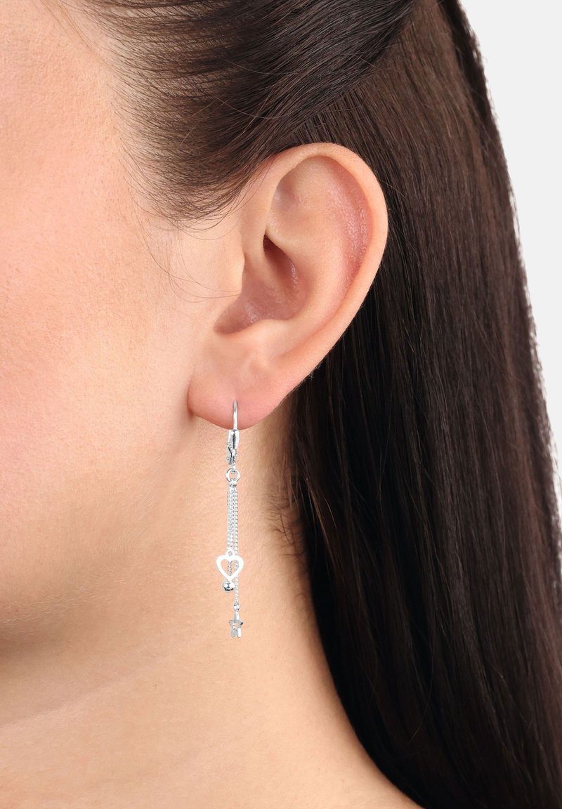 Silvriga dropplänkörhängen med hjärt- och stjärndetaljer, med en tunn kedje-design. Detaljerna har en polerad yta och hänger under örsnibben.