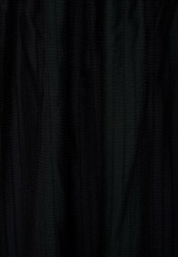 Tissu noir, texturé avec des rayures verticales et une finition lisse, reflétant des nuances variées de noir, créant profondeur et dimension.