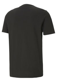 Must must shirt, lühikeste varrukatega, ümmargune kaelus, valmistatud siledast puuvillast kangast, sirge äärisega ja ilma nähtavate mustrite või aktsentideta.