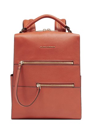 Zaino in pelle color ruggine con doppie tasche con cerniera dorata, manico superiore e spallacci, con il piccolo logo "Piquadro" dorato.