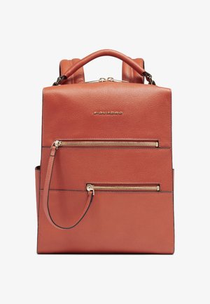 Lederrucksack in Rostfarbe mit zwei goldfarbenen Reißverschlusstaschen, oberem Griff und Schulterriemen, mit kleinem goldfarbenem "Piquadro"-Logo versehen.