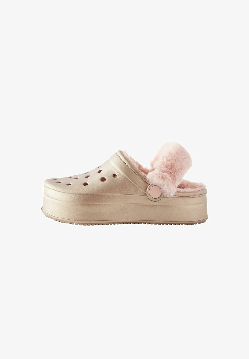 Lichtroze platformklompen van kunststof met ventilatiegaten, voorzien van een zachte roze nepbont voering en een cirkelvormige knoopaccent.