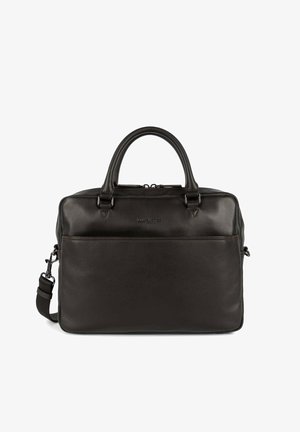 Sac en cuir noir avec deux poignées supérieures, une bandoulière amovible et une poche zippée à l'avant. Texture lisse et design minimaliste.