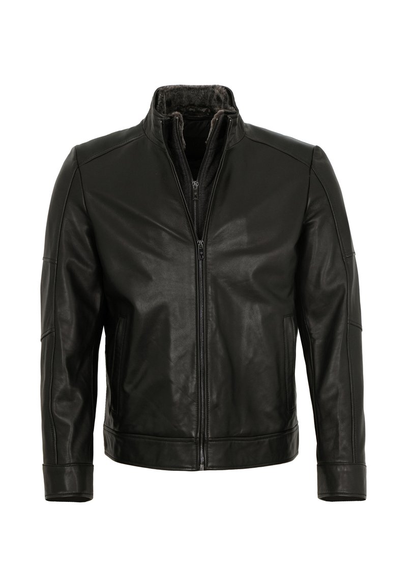 Schwarze Lederjacke mit Reißverschluss vorne und Stehkragen, der mit dunklem Fell gefüttert ist, auf weißem Hintergrund präsentiert.