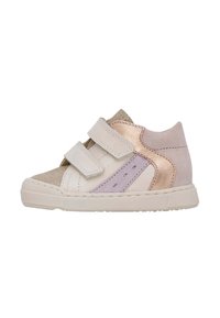 Sneakers con chiusura in velcro in bianco, oro e lavanda. Presentano una combinazione di pelle liscia e testo con suola in gomma.